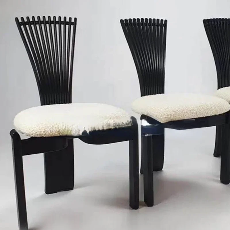 Valgomojo Kėdė Dizaineris Medžio Masyvo Namo Viduryje-Senovės Aukštas Atgal Valgomojo Kėdė Kūrybos Tendencijos Ramioje Stiliaus Meno Kėdė